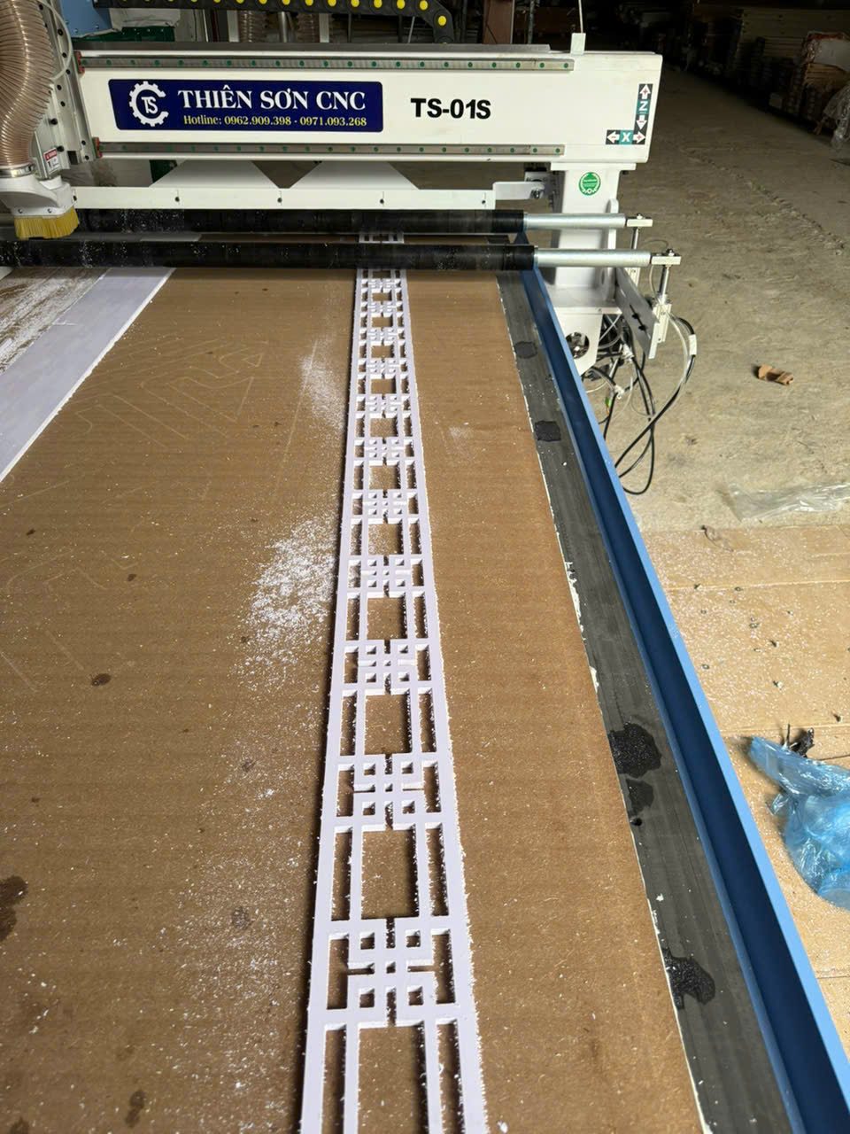 Máy CNC TS-01S cắt hoa văn trên gỗ và nhựa