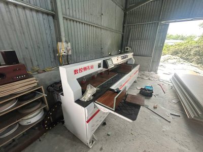 Máy khoan ngang laser 2 đầu có phù hợp xưởng làm tủ áo không?