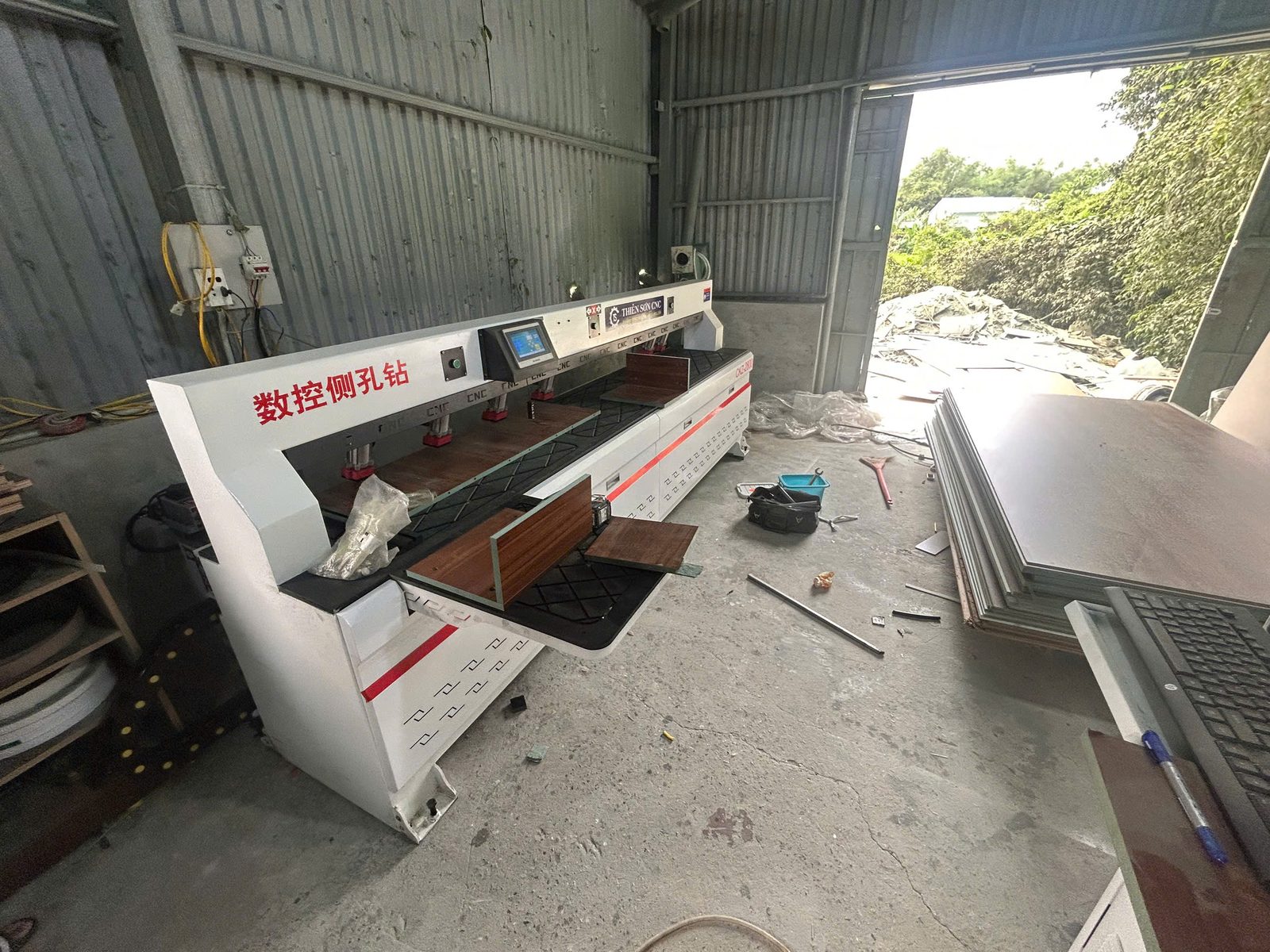 máy khoan ngang laser cho xưởng nội thất