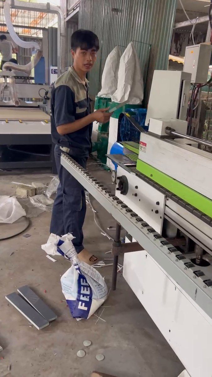 Bắc Ninh nhận đơn tủ bếp nhiều nên nâng cấp máy dán cạnh hay máy CNC trước hình ảnh thực tế