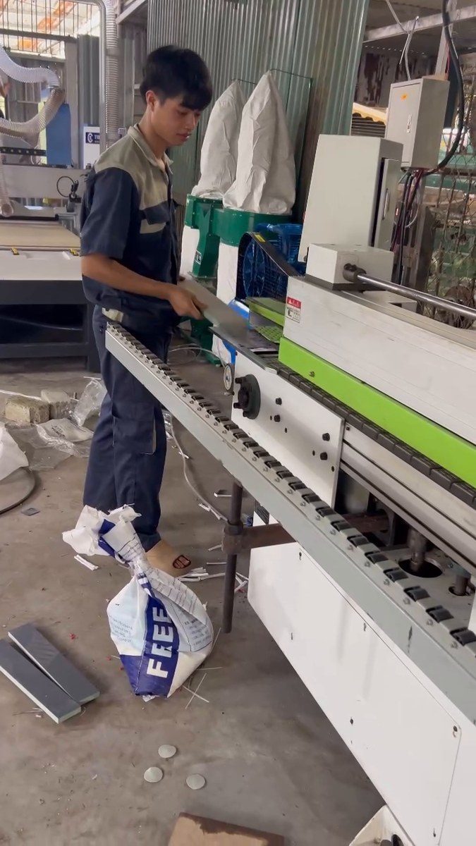 Bắc Ninh nhận đơn tủ bếp nhiều nên nâng cấp máy dán cạnh hay máy CNC trước khi chạy thử
