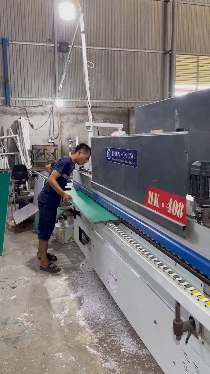 Bàn giao máy dán cạnh tại xưởng: cần test những lỗi nào trước khi ký nhận?