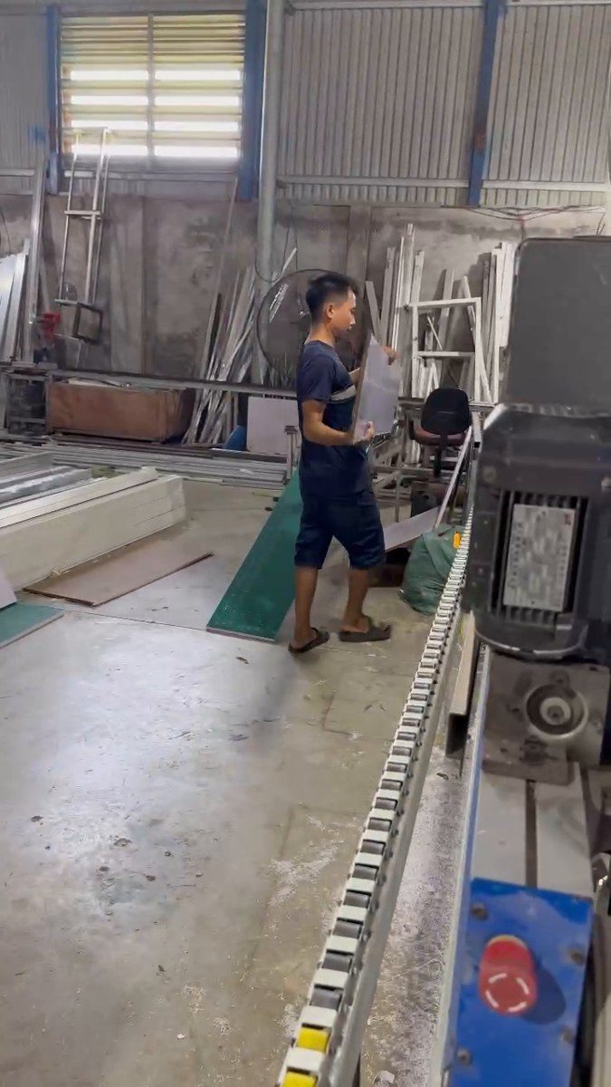 bàn giao máy dán cạnh tại xưởng khi chạy thử