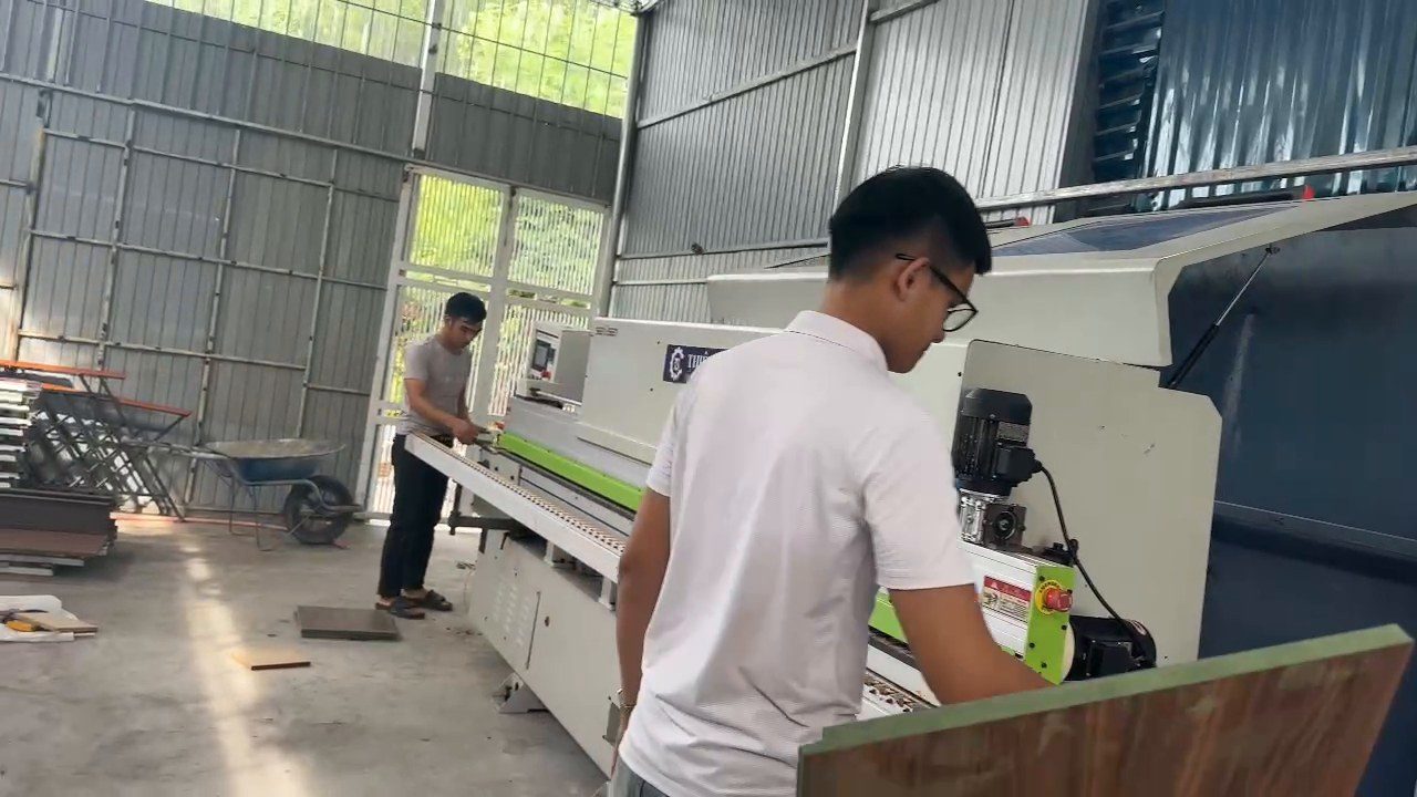 Bình Dương xưởng chạy nhiều ván Acrylic chọn máy dán cạnh và CNC khi chạy thử