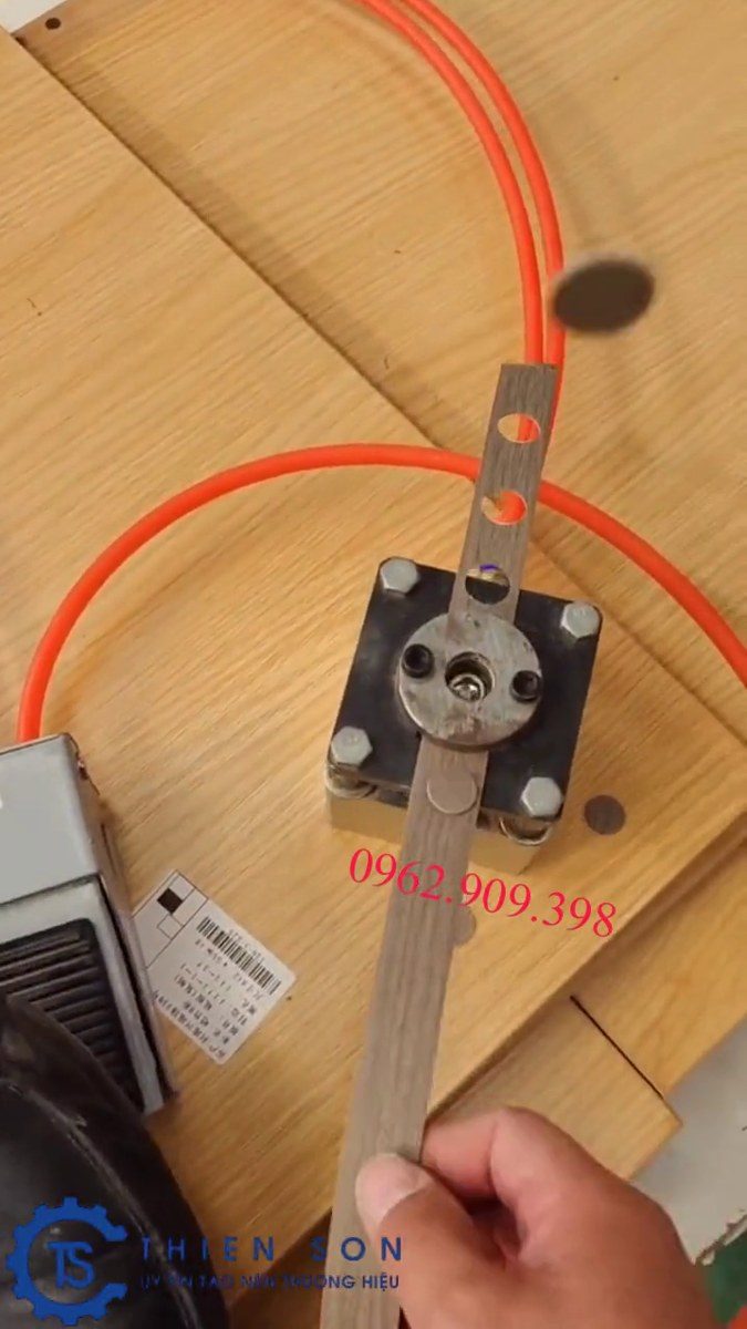 bộ đột chỉ che lỗ cam vít khi sử dụng
