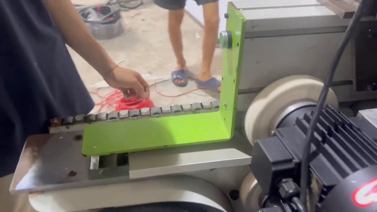 Cần Thơ mở xưởng nội thất nên mua máy mới hay máy cũ khi chạy thử