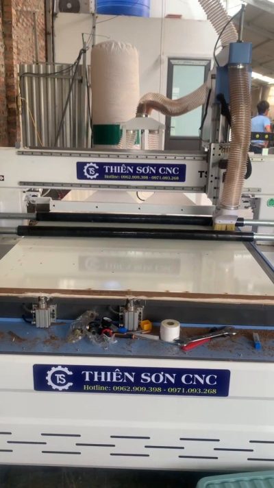 CNC cắt MDF bị cháy cạnh, xơ mép: lỗi do dao, tốc độ hay hút bụi?