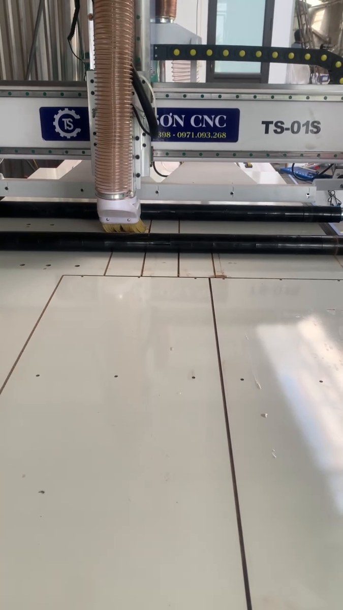 CNC cắt MDF bị cháy cạnh xơ mép khi kiểm tra tại xưởng