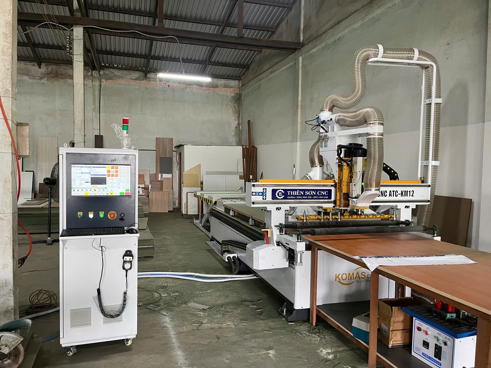 CNC làm cánh tủ shaker có cần máy thay dao tự động không thông số máy