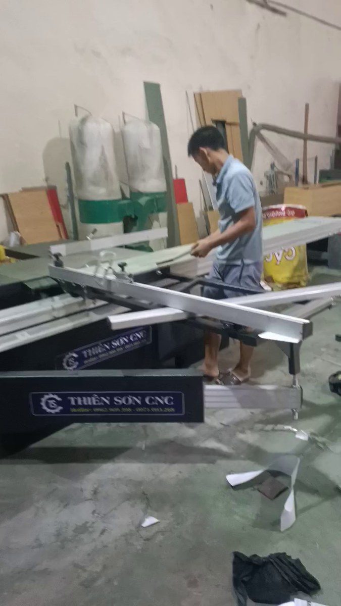 máy cưa bàn trượt mini HC-400 hay máy cưa 3m2 khi chạy thử