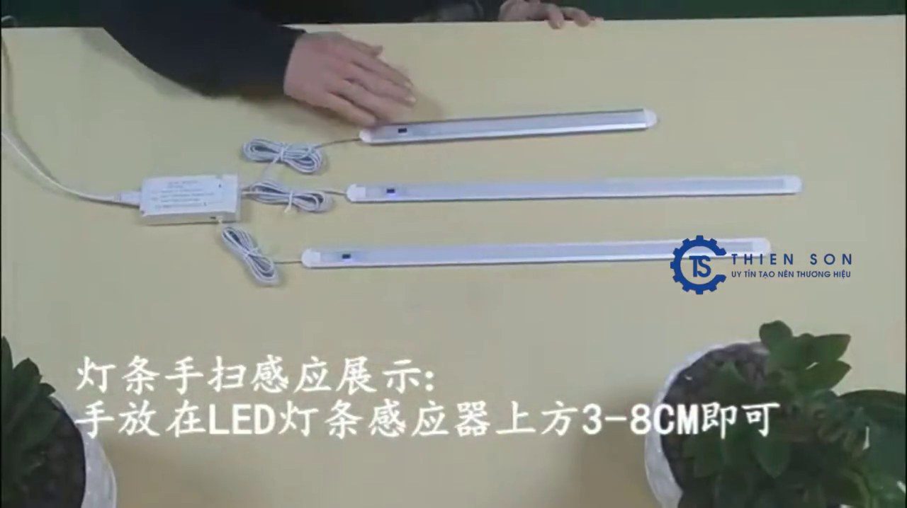 đèn LED vẫy tay cho tủ bếp khi sử dụng