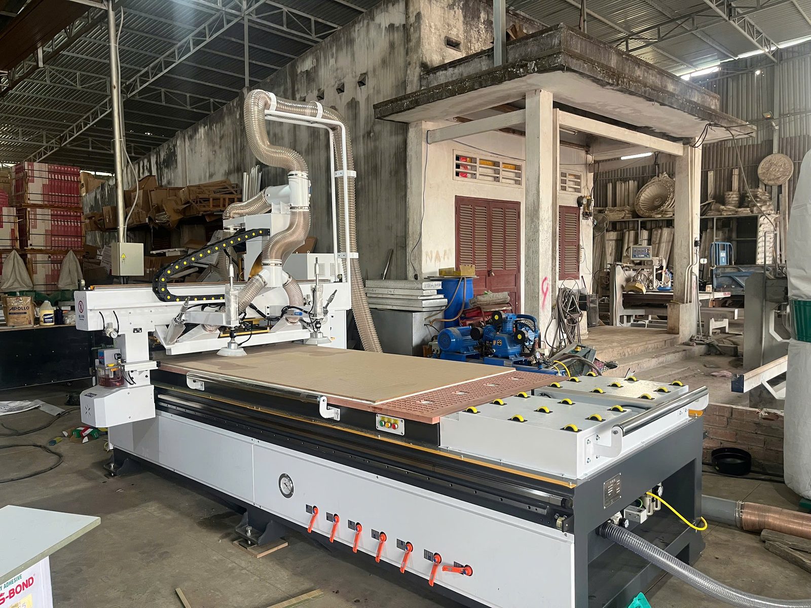 Giá máy CNC làm nội thất gỗ công nghiệp phụ thuộc những yếu tố nào?