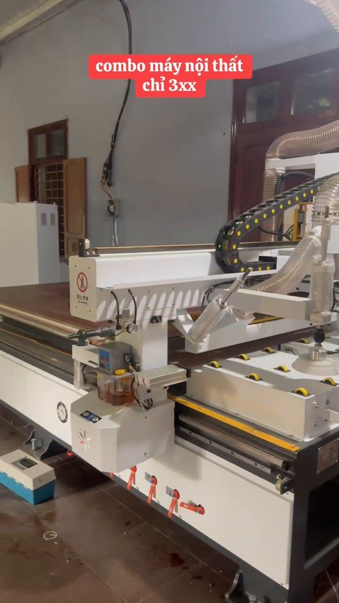 Hải Dương mở xưởng tủ bếp nên chọn máy CNC 1 đầu hay combo cưa dán cạnh khi chạy thử
