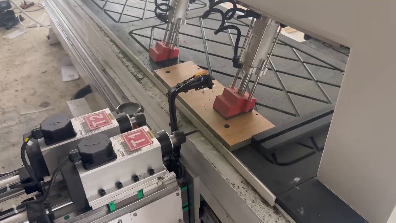 Khi nào xưởng nội thất nên nâng cấp từ cưa bàn trượt lên máy CNC?