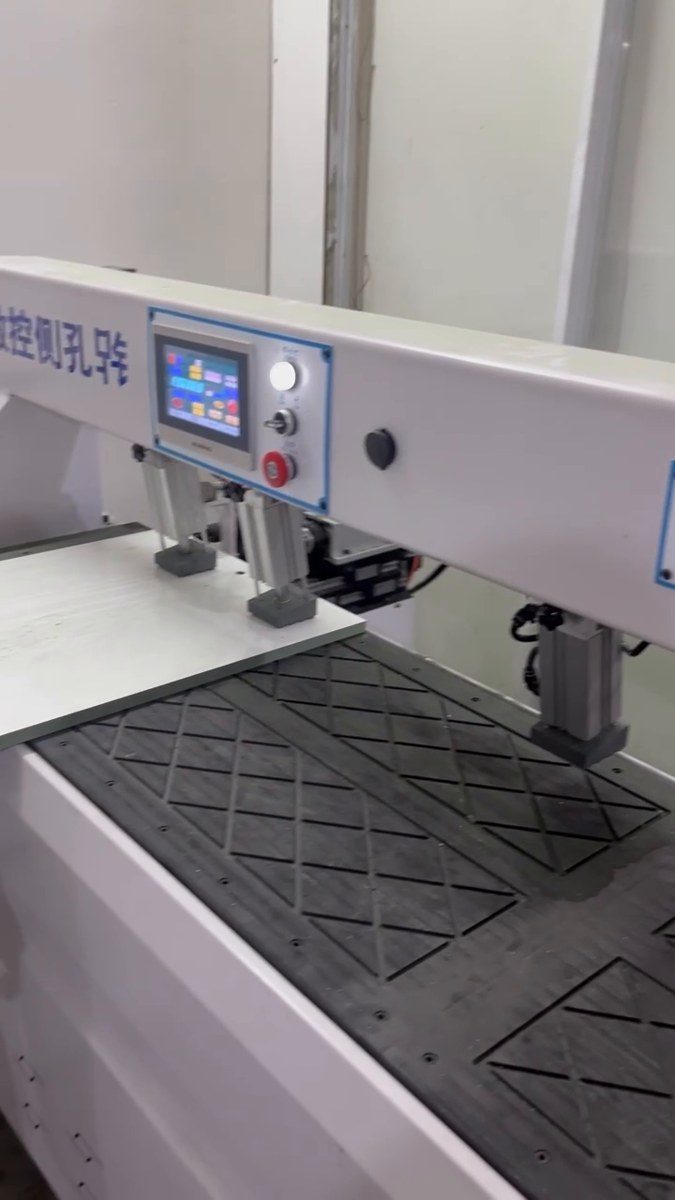 Khoan ngang laser bị lệch lỗ: kiểm tra file, cữ hay thao tác đặt phôi?