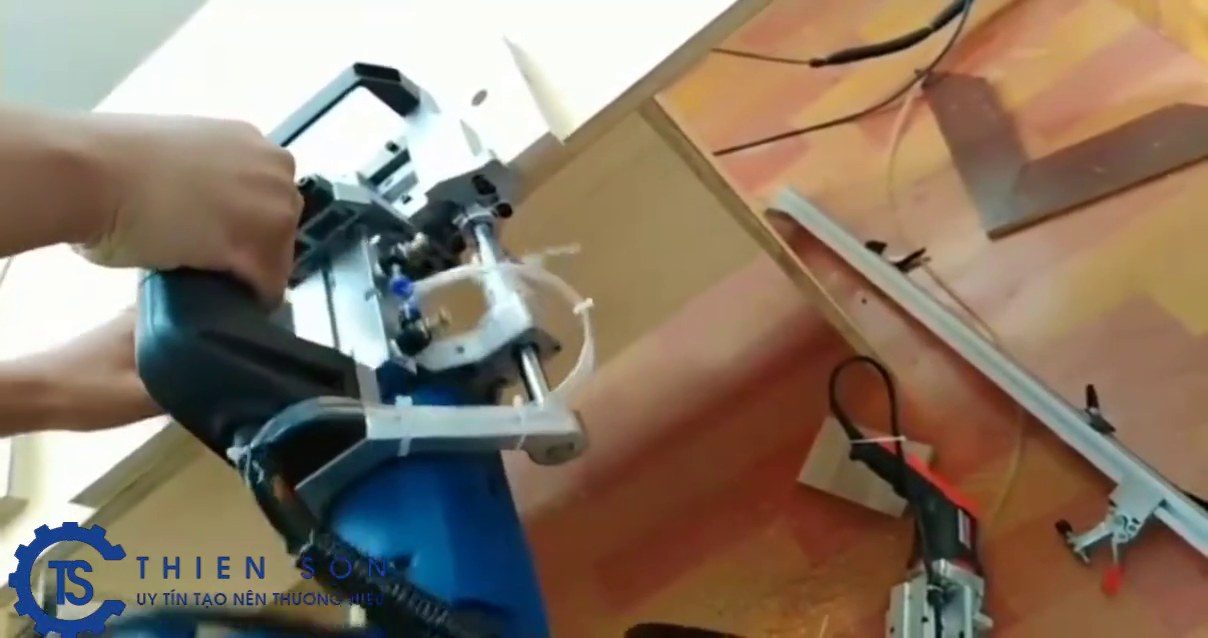 khoan ngang laser khoan đúng nhưng rắp tủ vẫn lệch hình ảnh thực tế
