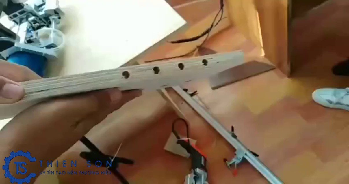 khoan ngang laser khoan đúng nhưng rắp tủ vẫn lệch khi kiểm tra tại xưởng