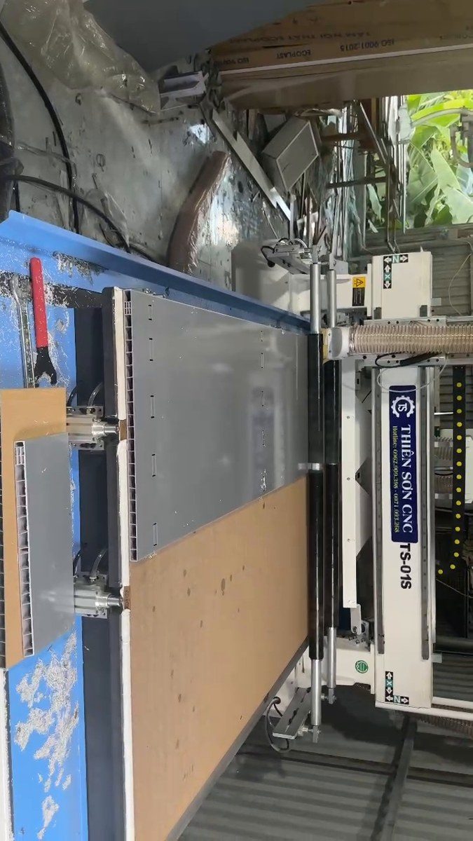Máy CNC 1 đầu chạy ván MDF bị xước mép: nguyên nhân và cách xử lý