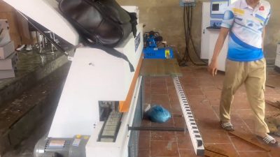 Máy CNC 1 đầu có cần đi kèm máy khoan ngang laser không?