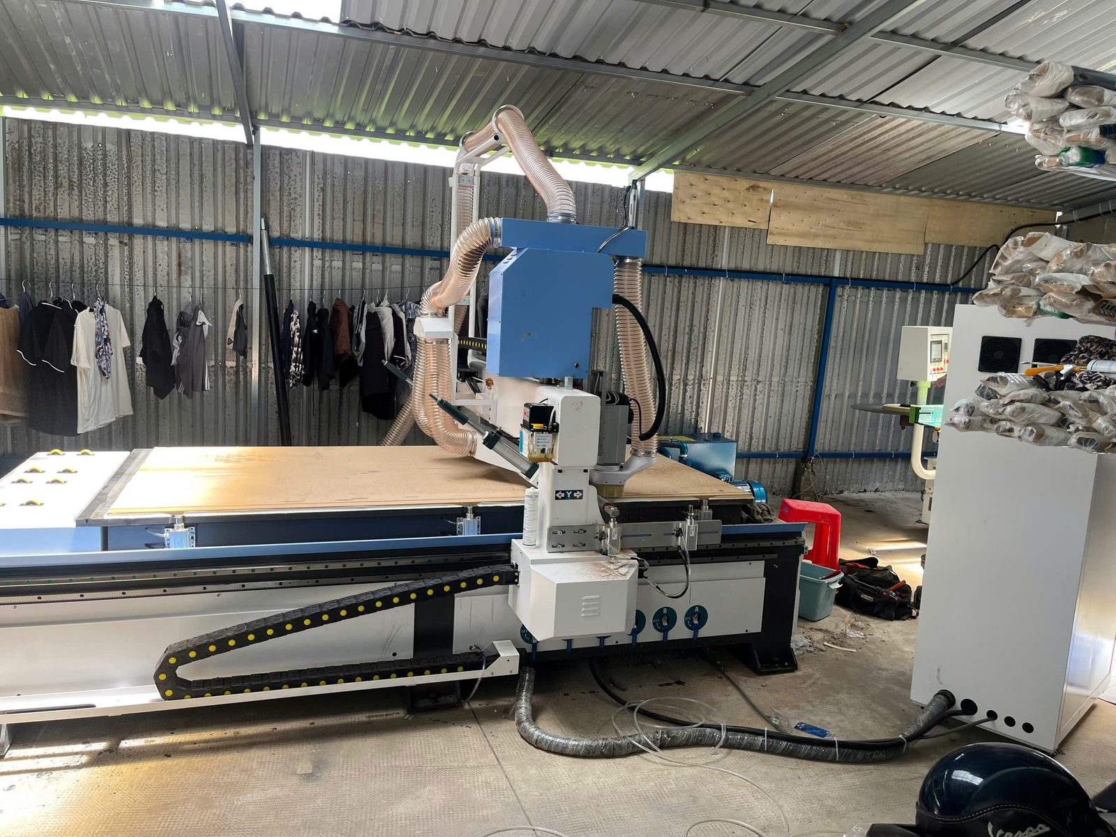Máy CNC 1 đầu có đủ làm tủ bếp không? Kinh nghiệm chọn cho xưởng mới