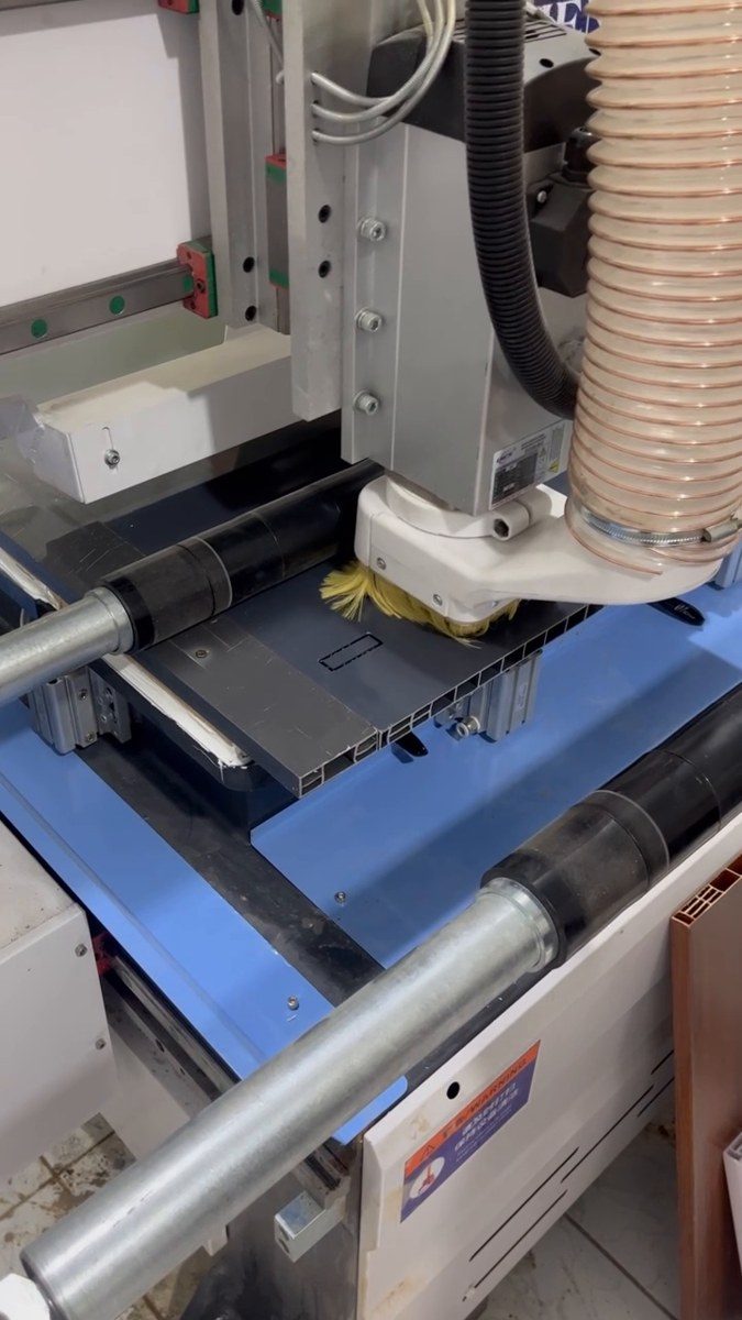 Máy CNC 1 đầu có đủ làm tủ bếp, tủ áo, vách trang trí không?