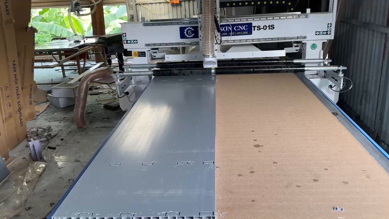 Máy CNC 1 đầu làm cánh tủ Acrylic có cần hút chân không mạnh hơn không?