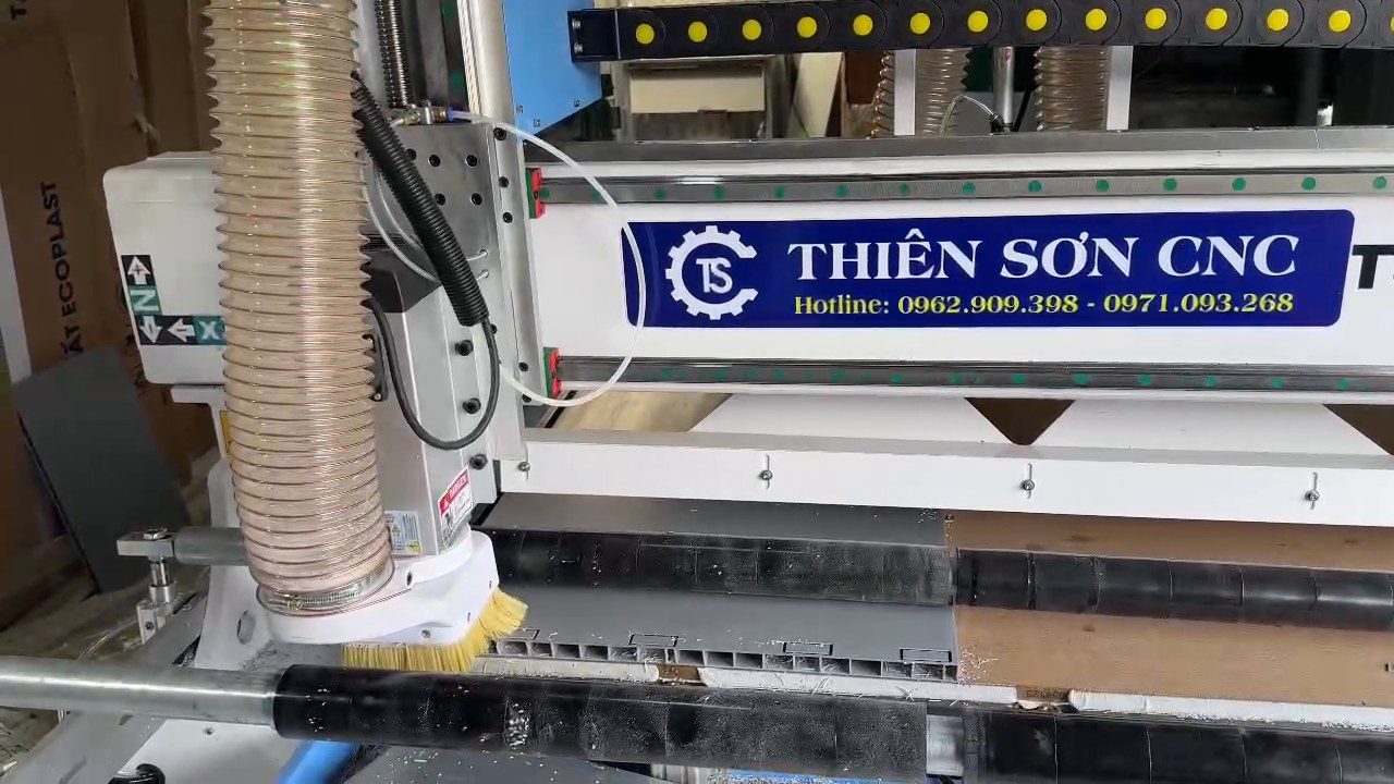 máy CNC 1 đầu làm cánh tủ Acrylic khi chạy thử