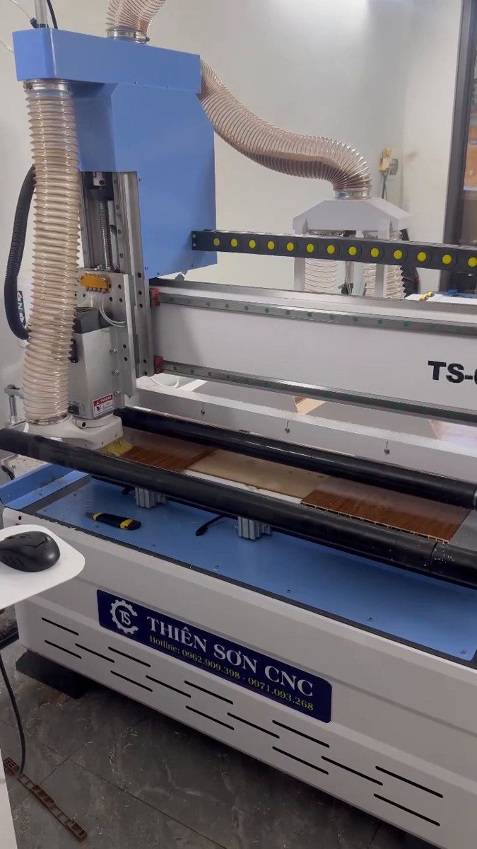 Máy CNC 1 đầu làm cánh tủ: cần chuẩn bị file và dao thế nào?