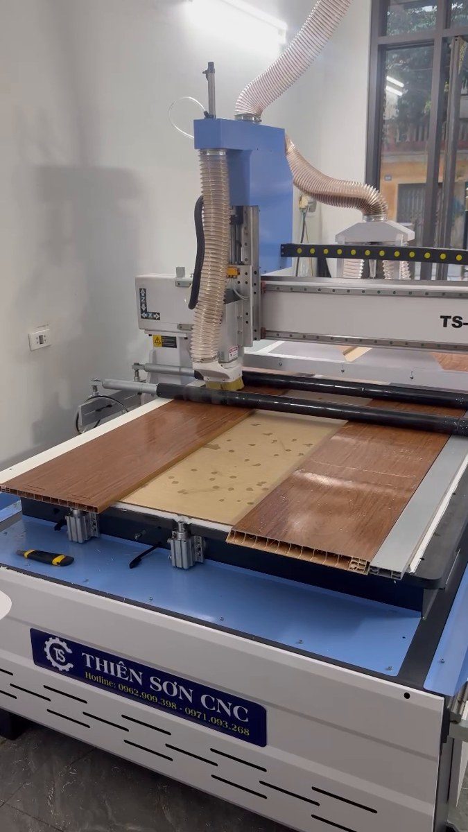 máy CNC 1 đầu làm cánh tủ hình thực tế