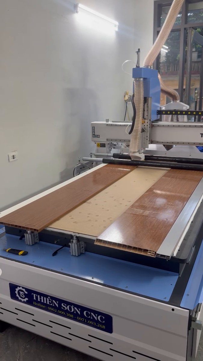 máy CNC 1 đầu làm cánh tủ khi chạy thử