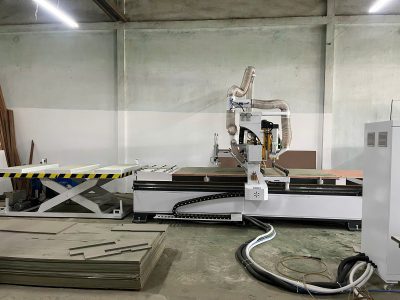 Máy CNC cắt MDF phủ Melamine bị mẻ cạnh: do dao, tốc độ hay hút phôi?
