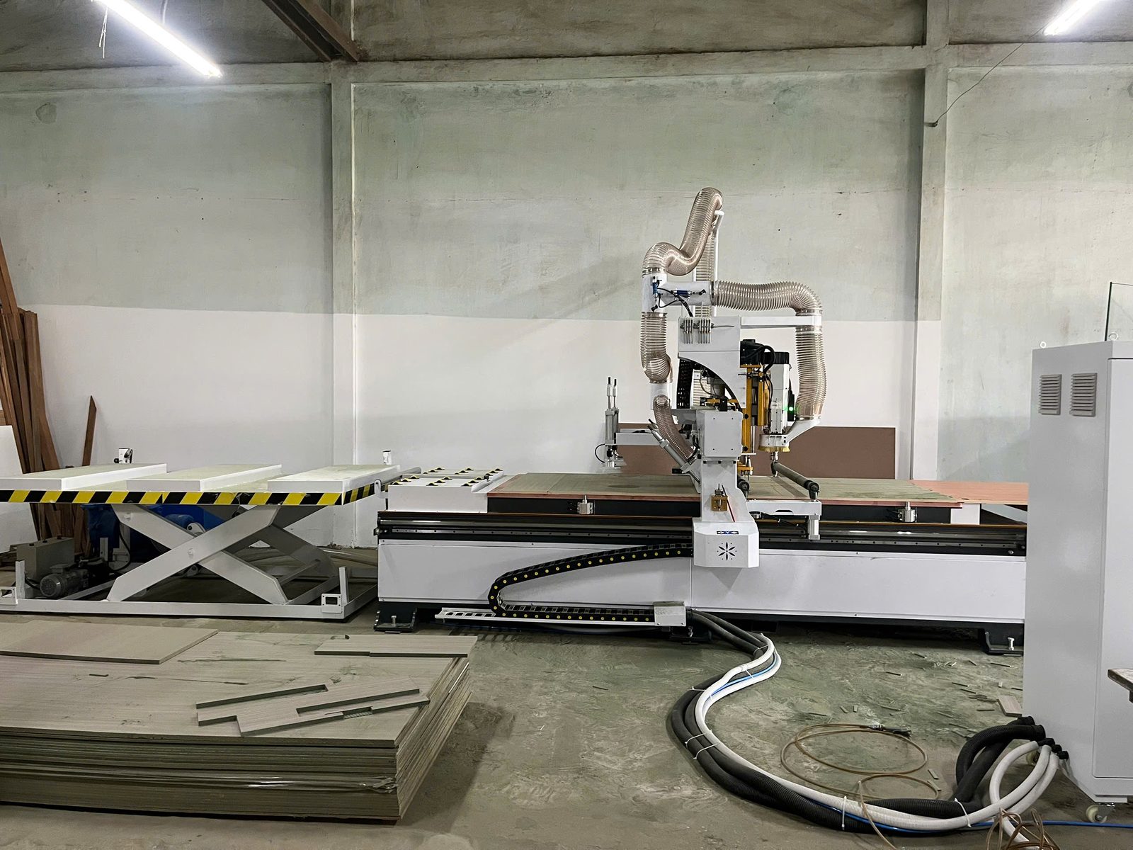 Máy CNC cắt MDF phủ Melamine bị mẻ cạnh: do dao, tốc độ hay hút phôi?
