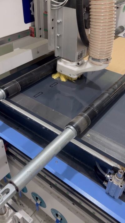 Máy CNC cắt nhựa PVC và gỗ công nghiệp có cần cấu hình khác nhau không?