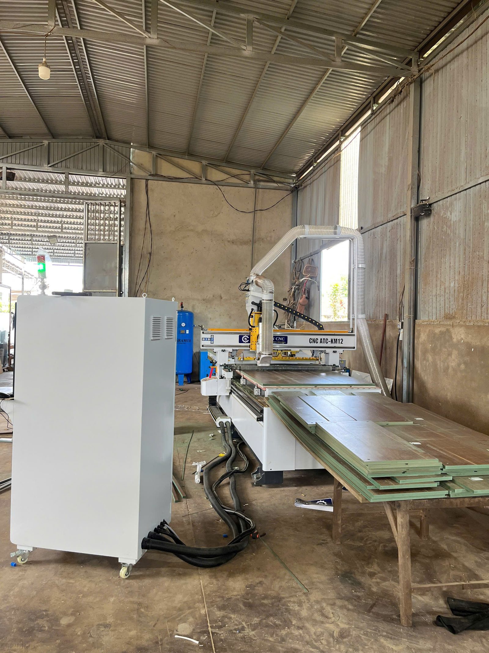 Máy CNC gỗ chạy ván MDF có cần hút chân không không?