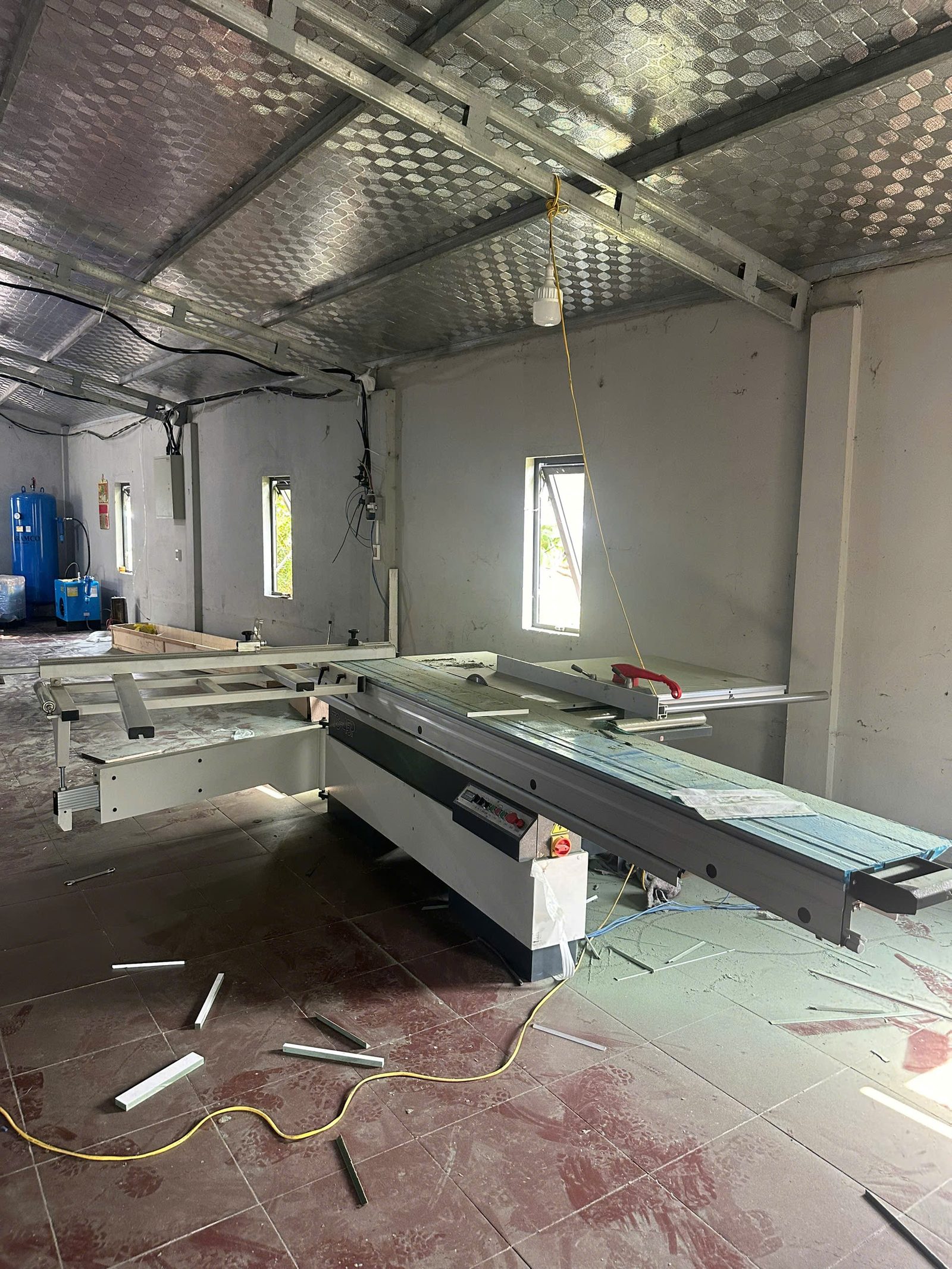 máy CNC gỗ chạy ván MDF có cần hút chân không không hình ảnh thực tế