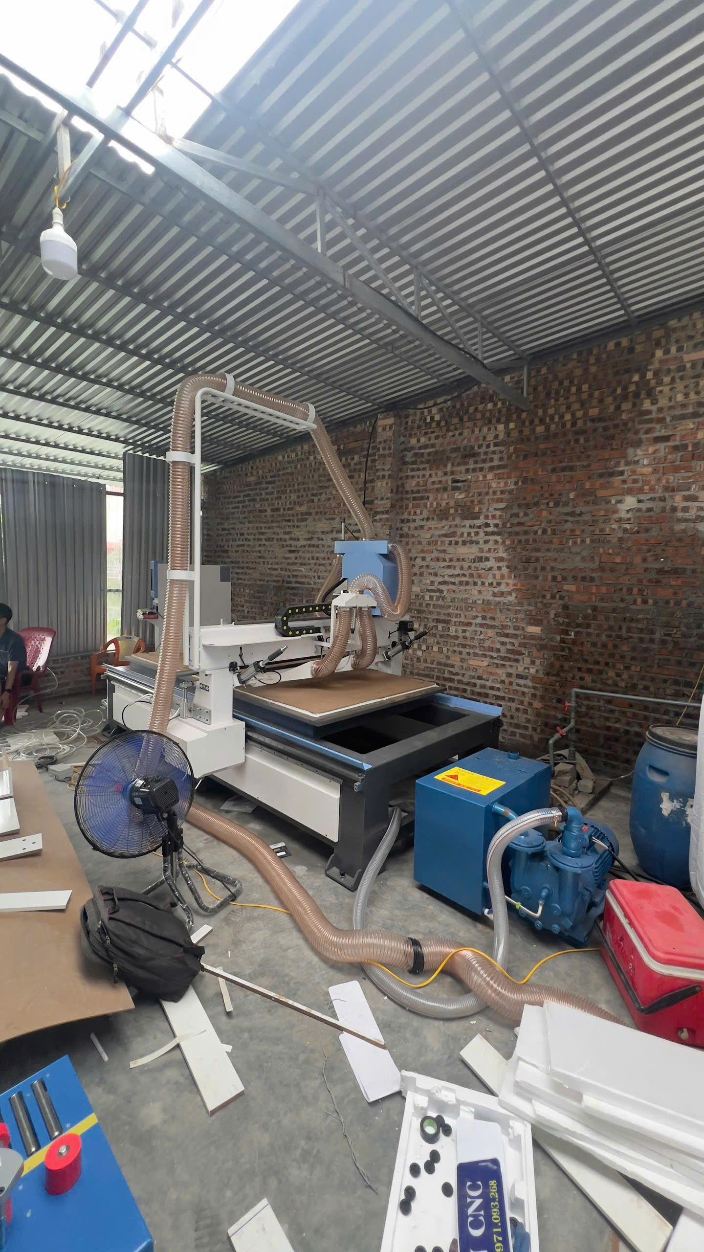 máy CNC gỗ chạy ván MDF có cần hút chân không không thông số máy