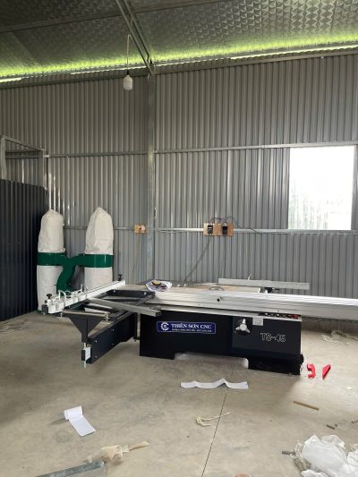 Máy cưa bàn trượt 3m2 có cần thiết khi xưởng đã có CNC không?