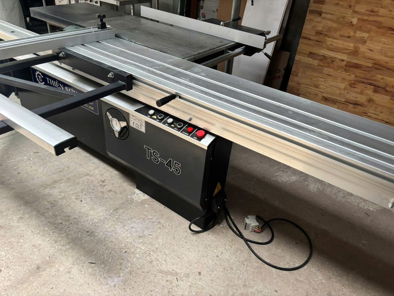 máy cưa bàn trượt cần mặt bằng bao nhiêu mét vuông hình ảnh thực tế