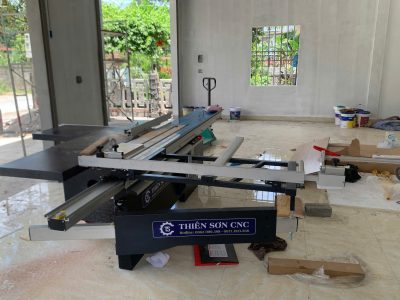 Máy cưa bàn trượt cắt ván phủ Laminate cần chú ý gì để không sứt mặt?
