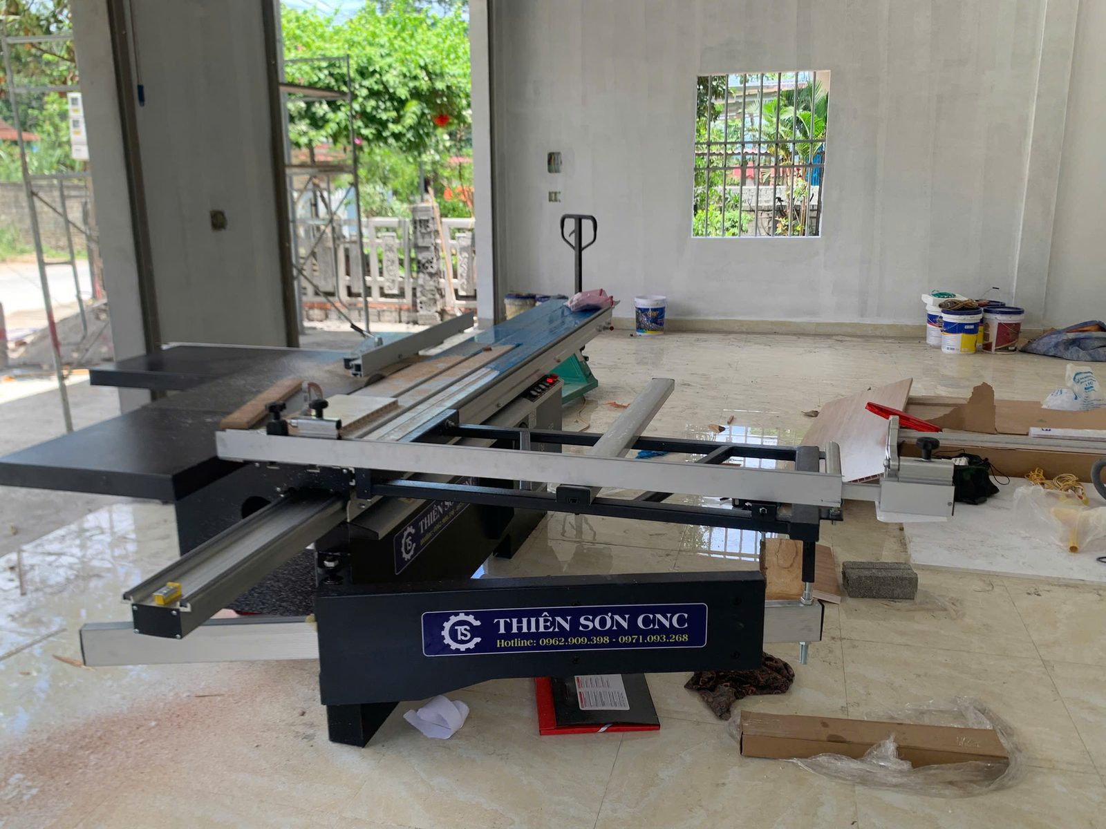 Máy cưa bàn trượt cắt ván phủ Laminate cần chú ý gì để không sứt mặt?