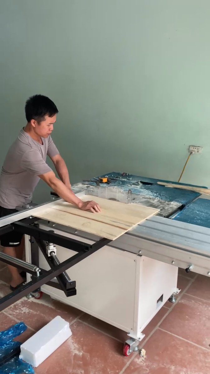 máy cưa bàn trượt cắt ván phủ Laminate hình ảnh thực tế