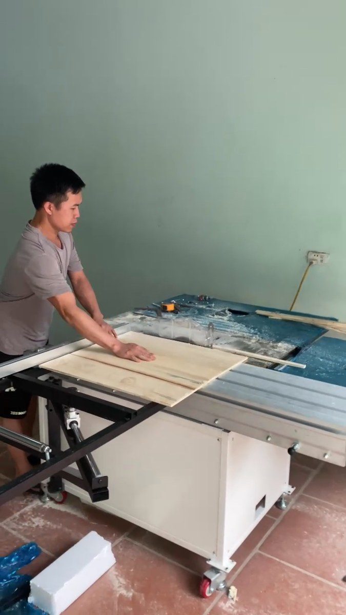 máy cưa bàn trượt cắt ván phủ Laminate khi chạy thử