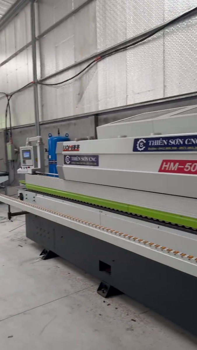 máy cưa bàn trượt cắt ván phủ melamine bị mẻ cạnh khi kiểm tra tại xưởng