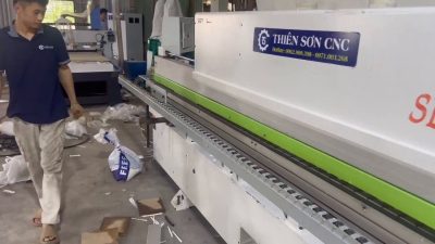 Máy dán cạnh bị bám keo lên mặt ván: xử lý từ nồi keo hay cụm cạo?