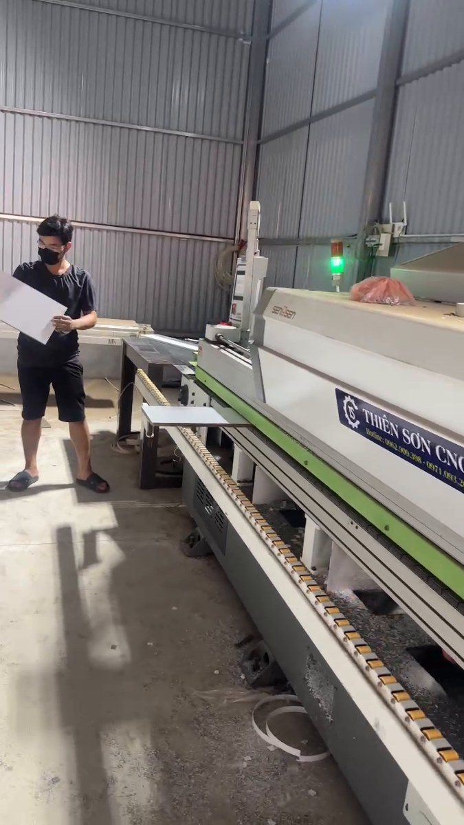 Máy dán cạnh bị đứt chỉ giữa chừng: nguyên nhân và cách xử lý