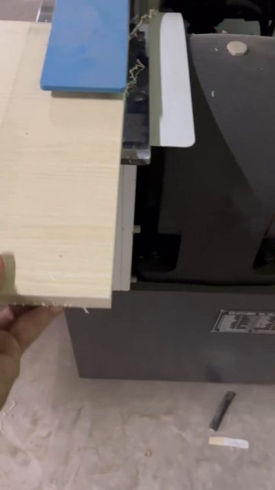 Máy dán cạnh chạy chỉ dày 2mm cần chỉnh gì để không hở mép?