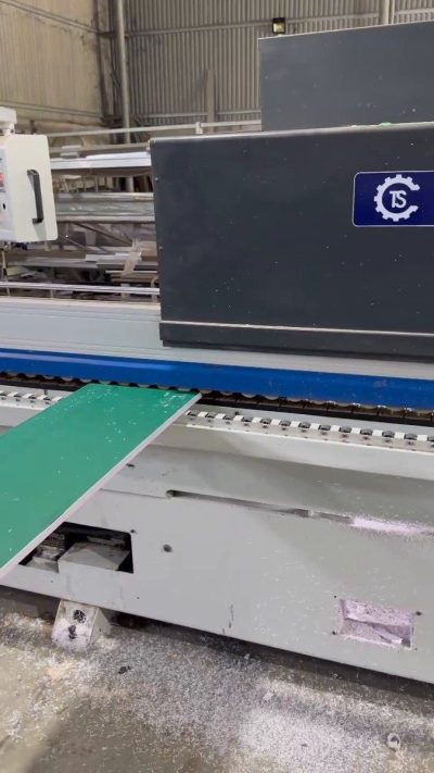 Máy dán cạnh chạy ván Acrylic: chỉnh keo và tốc độ thế nào để không xước mặt?