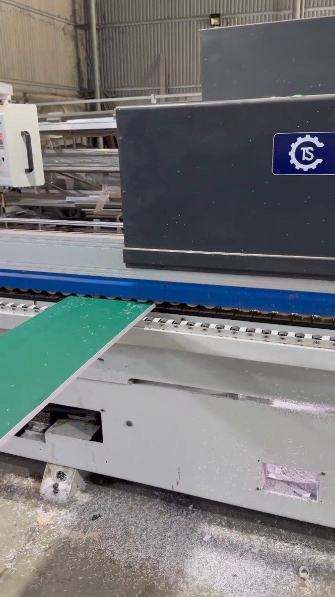 Máy dán cạnh chạy ván Acrylic: chỉnh keo và tốc độ thế nào để không xước mặt?