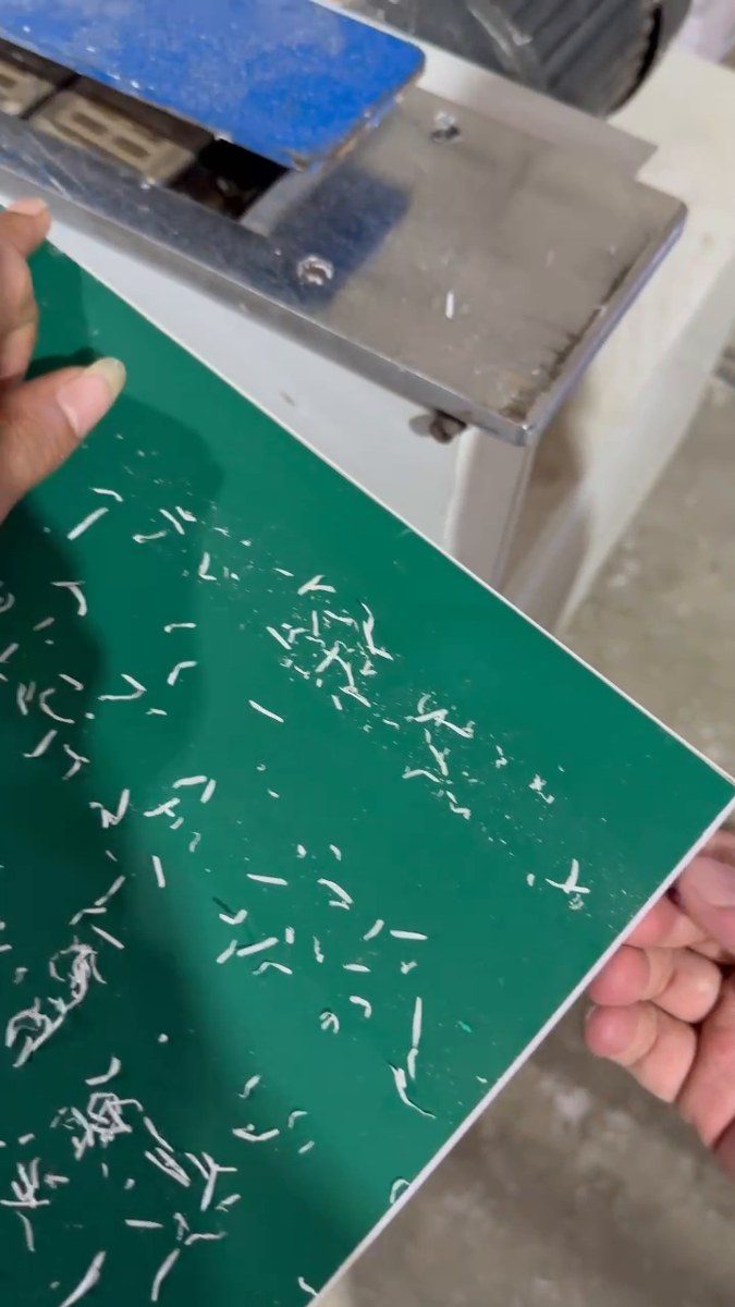 máy dán cạnh chạy ván Acrylic khi chạy thử