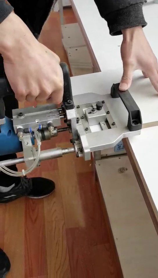 Máy khoan cam cầm tay có đủ dùng cho xưởng mới mở không?